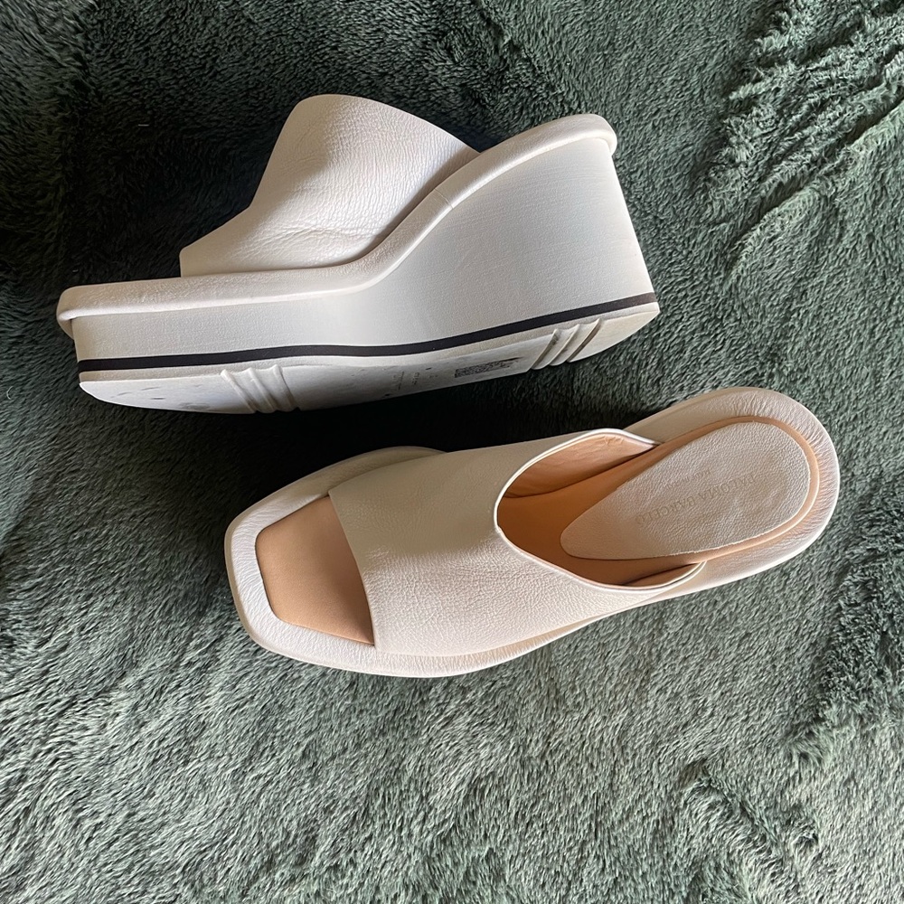 Paloma Barcelo Cream Tan open toe square Platform Mules Sz 37